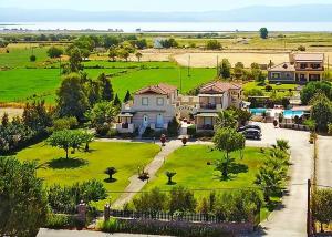 uma vista aérea de uma grande casa com um quintal em ilyda Residence apts em Skala Kallonis