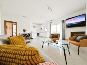 Μια τηλεόραση ή/και κέντρο ψυχαγωγίας στο Olympus A1 - by Verde Apartments