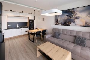 salon z kanapą i stołem w obiekcie RELAX PARK Třeboň II w Trzeboniu