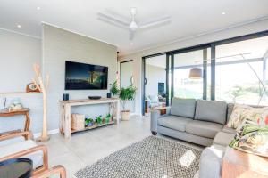 TV a/nebo společenská místnost v ubytování 22 Mbali Loop, Zululami Estate