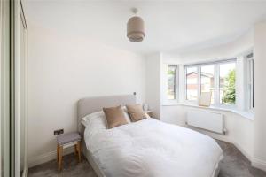 Gallery image of 2 Bedroom 2 Bathrooms Parking Electric Charger Juliet Balcony Close to Reigate Station Centre - 2230 in Reigate