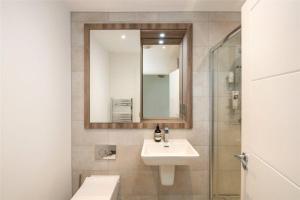 Gallery image of 2 Bedroom 2 Bathrooms Parking Electric Charger Juliet Balcony Close to Reigate Station Centre - 2230 in Reigate