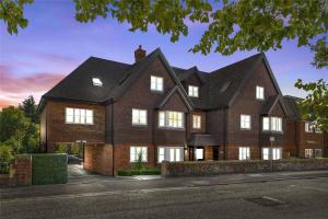 Gallery image of 2 Bedroom 2 Bathrooms Parking Electric Charger Juliet Balcony Close to Reigate Station Centre - 2230 in Reigate