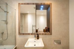 Gallery image of 2 Bedroom 2 Bathrooms Parking Electric Charger Juliet Balcony Close to Reigate Station Centre - 2230 in Reigate +13 photos