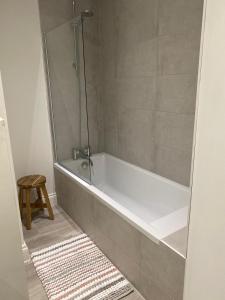 y baño con bañera y ducha. en Flat 2 ,559 Wimborne Road en Bournemouth