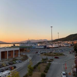 - une vue sur un parking avec des bateaux dans un port dans l'établissement Lilium Luxury Apartment, à Igoumenítsa