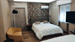 En eller flere senge i et værelse på Hotel Emiliana