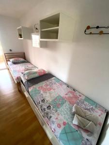 Zimmer mit 2 Betten in einem Zimmer in der Unterkunft APARTMANI GOGA s grijanim bazenom in Dobropoljana