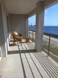 Photo de la galerie de l'établissement Rêve Bleu - Vue mer exceptionnelle - Wifi - draps et serviettes inclus - Balcon avec mobilier de jardin, à Penmarcʼh