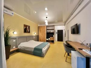 a bedroom with a bed and a desk and a table at ApartHotel Resort Sud B in Mamaia Sat/Năvodari
