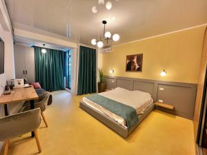 a bedroom with a bed and a desk in it at ApartHotel Resort Sud B in Mamaia Sat/Năvodari