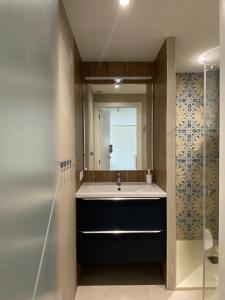 a bathroom with a sink and a mirror at AriaSpot Alicante in Gran Alacant
