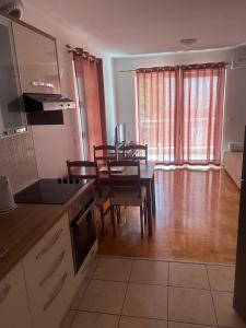 - une cuisine et une salle à manger avec une table et des chaises dans l'établissement Apartment Toni, à Makarska