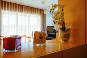 une table avec deux vases et des fleurs sur elle dans l'établissement Casa de Mellares, à Melres