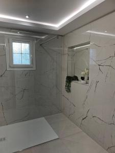 Ένα μπάνιο στο Chambre chez particulier avec petit déjeuner, piscine, pool house +19 φωτογραφίες