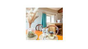eine Küche mit einem Tisch und einem Esszimmer in der Unterkunft Le Loft, chambre triple - Gîte de la Louve in Fougax-et-Barrineuf
