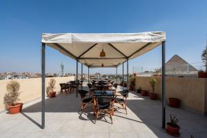 Balkón nebo terasa v ubytování Dream Inn Pyramids View