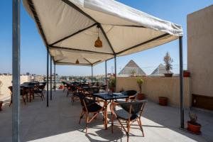 Balkón nebo terasa v ubytování Dream Inn Pyramids View