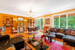 a living room with a couch and a table at GuestReady - Séjour de Charme à Neuilly in Neuilly-sur-Seine