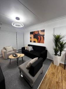 Un lugar para sentarse en Gladstone Gem 9 - Suva CBD 2 Bedroom Apartment