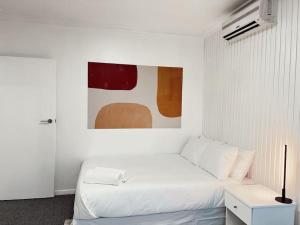 Una cama o camas en una habitación de Gladstone Gem 9 - Suva CBD 2 Bedroom Apartment