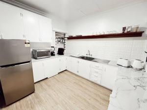 Una cocina o cocineta en Gladstone Gem 9 - Suva CBD 2 Bedroom Apartment