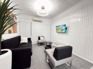 Una televisión o centro de entretenimiento en Gladstone Gem 9 - Suva CBD 2 Bedroom Apartment