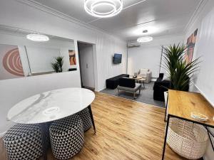 Un lugar para sentarse en Gladstone Gem 9 - Suva CBD 2 Bedroom Apartment