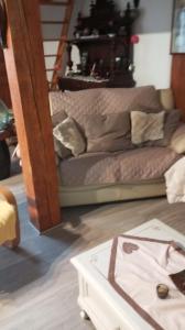ein Wohnzimmer mit einem Sofa und einem Couchtisch in der Unterkunft La Grange de Marcel in Retournac