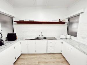 Una cocina o cocineta en Gladstone Gem 9 - Suva CBD 2 Bedroom Apartment 24 fotos más