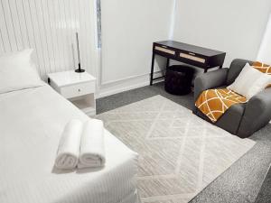 Una cama o camas en una habitación de Gladstone Gem 9 - Suva CBD 2 Bedroom Apartment