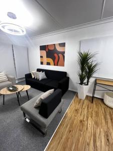 Un lugar para sentarse en Gladstone Gem 9 - Suva CBD 2 Bedroom Apartment