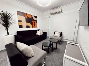Un lugar para sentarse en Gladstone Gem 9 - Suva CBD 2 Bedroom Apartment