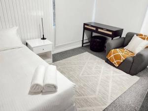 Una cama o camas en una habitación de Gladstone Gem 9 - Suva CBD 2 Bedroom Apartment