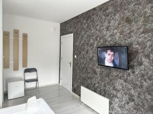 ヴェリングラードにあるSaint Maria Guest Houseのリビングルーム(壁にテレビ付)