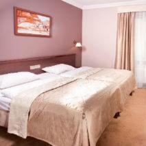 um quarto com uma cama grande num quarto em Pensjonat Poniatowski em Suchowola