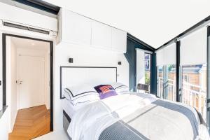 - une chambre avec un lit et une grande fenêtre dans l'établissement GuestReady - Paris Charm with Montmartre View, à Paris