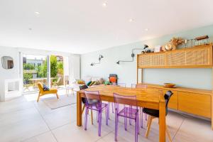 a dining room with a wooden table and purple chairs at GuestReady - Exquisite and calm getaway in Nogent-sur-Marne