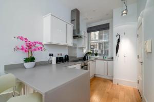 Virtuve vai virtuves zona naktsmītnē GuestReady - Stunning Covent Garden 2BR Duplex