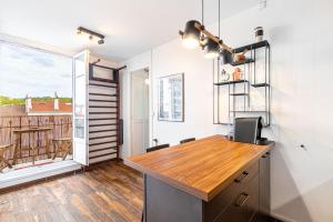 cocina con escritorio y ventana grande en GuestReady - Simplicity and comfort, en Romainville