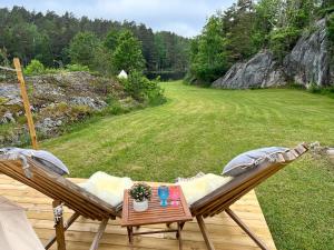 里瑟尔Hommen Gård Glamping的甲板上的吊床和桌子 更多28张照片