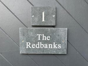 Et logo, certifikat, skilt eller en pris der bliver vist frem på Redbanks Apartment + 28 billeder