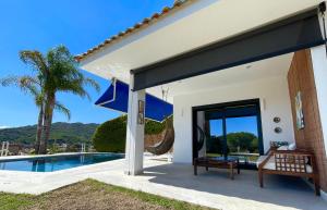 Villa con vistas a la piscina en Palm Maresme - Suite with bathroom and living-room and terrasse with ocean views in a private villa en Vilassar de Dalt