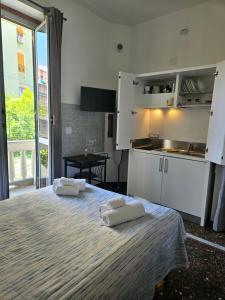 Cuisine ou kitchenette dans l'établissement Affittacamere House LeoMar di Sara