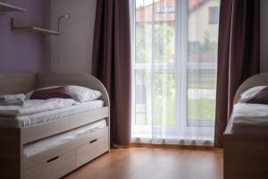 ein Schlafzimmer mit einem Bett und einem großen Fenster in der Unterkunft RELAX PARK Třeboň I in Třeboň