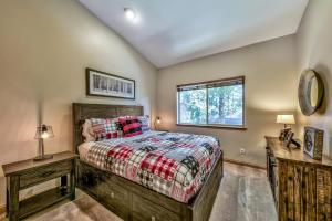 a bedroom with a bed and a window at Cubby Bear at Heavenly Tahoe - Pets in South Lake Tahoe +25 photos