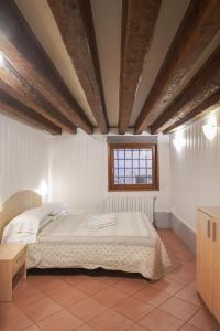 Postel nebo postele na pokoji v ubytování Melusina Apartments Rialto Venice Historical Center