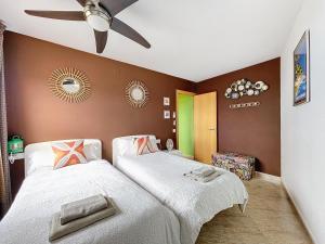 Posteľ alebo postele v izbe v ubytovaní LETS HOLIDAYS SEA VIEWS APARTMENT & POOL in SA GABARRA + 25 fotografií