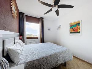 Posteľ alebo postele v izbe v ubytovaní LETS HOLIDAYS SEA VIEWS APARTMENT & POOL in SA GABARRA