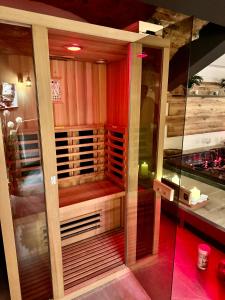 een sauna met rode verlichting in een kamer bij Celje Luxury Apartments & Spa in Celje